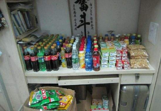 学校小卖部一年赚多少,大学小卖部最好卖的是什么