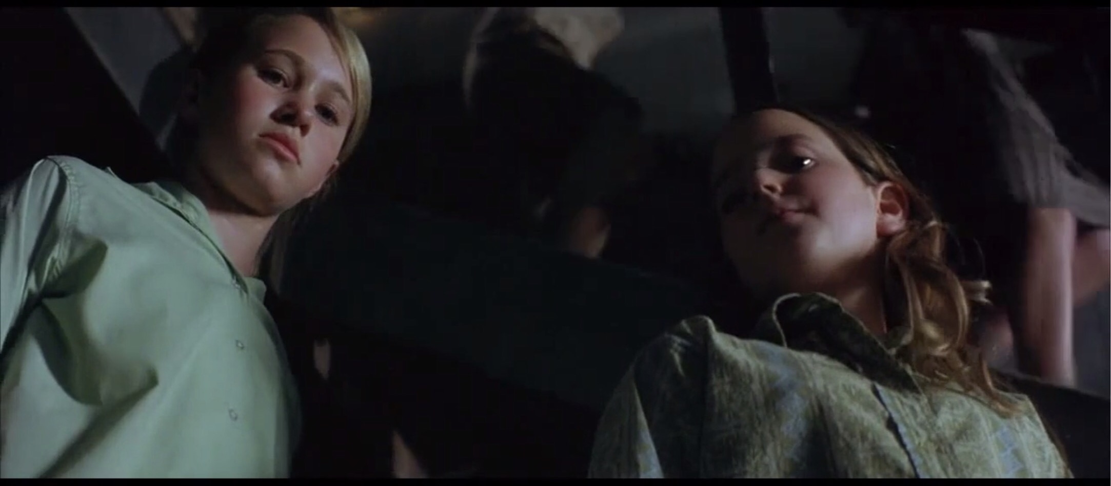 人性的丑恶在此刻一览无遗,人性是扭曲的不忍直视的