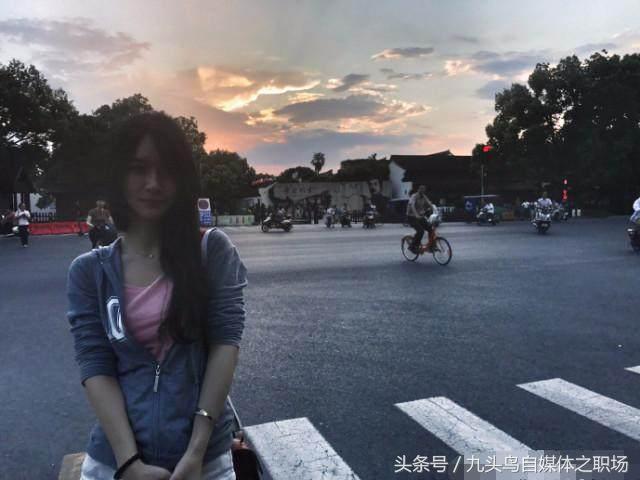 女主播只会炒作？这位甜妹歌喉强，靠打赏8个月海捞三仟万！