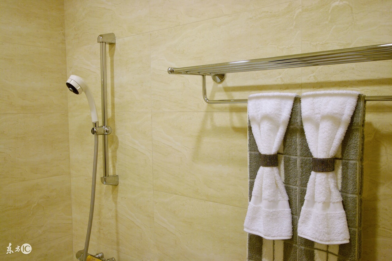 浴室卫浴五金挂件安装技巧,浴室五金挂件是打孔好还是免打孔