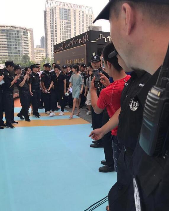 周冬雨中餐厅被路人围观,周冬雨上海国际电影节路人视角