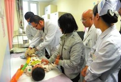 宝宝幼儿园放学回来后尿不出尿，父母知道真相后崩溃了