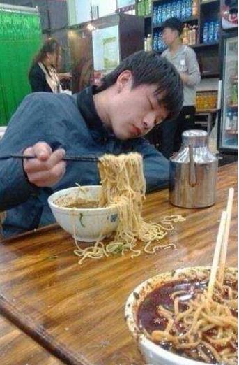 这么漂亮的姑娘怎么能让女孩闻你的脚气