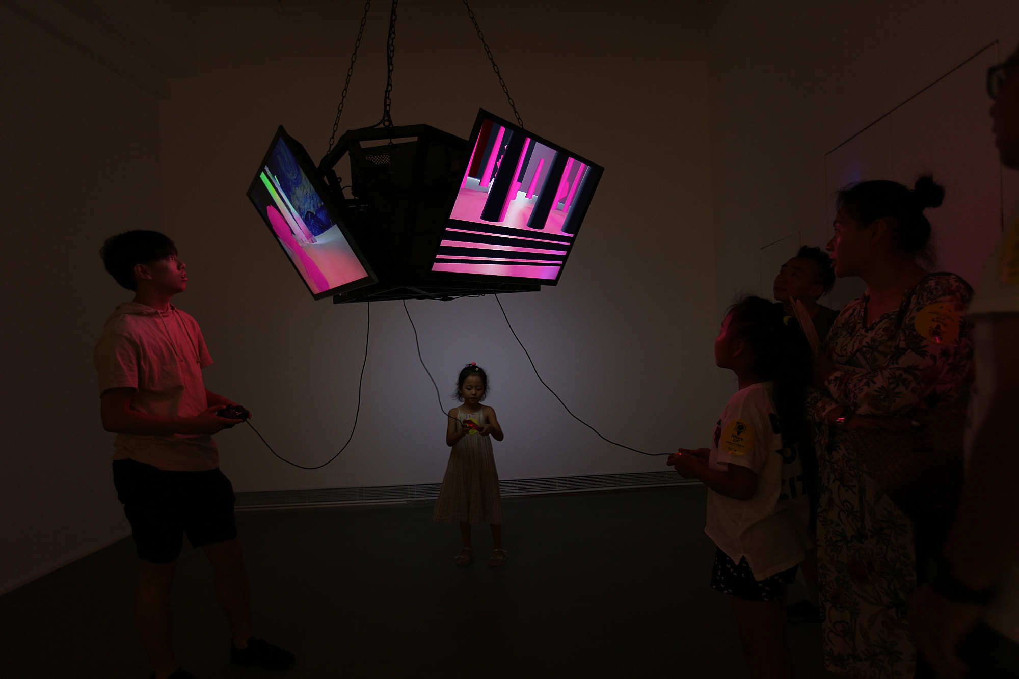 *袜丝**艺术品：大人想到的性暗示，可是小朋友想到的是辣椒