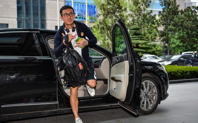 国足训练服五彩斑斓,国足世预赛12强训练