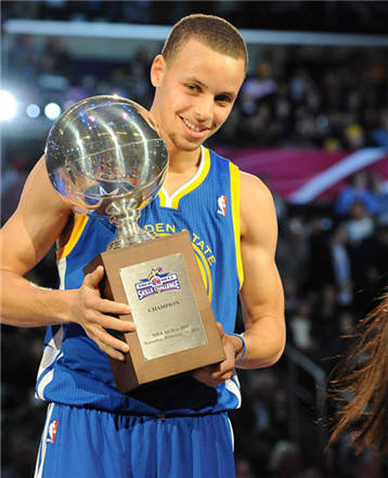 喜欢库里的表现,喜欢库里的原因应该是忠诚吧