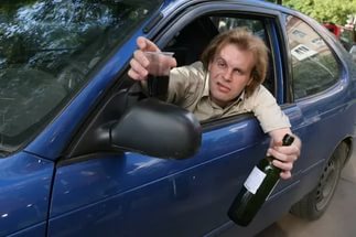 俄罗斯老铁冰天雪地喝伏特加,老俄爱喝伏特加