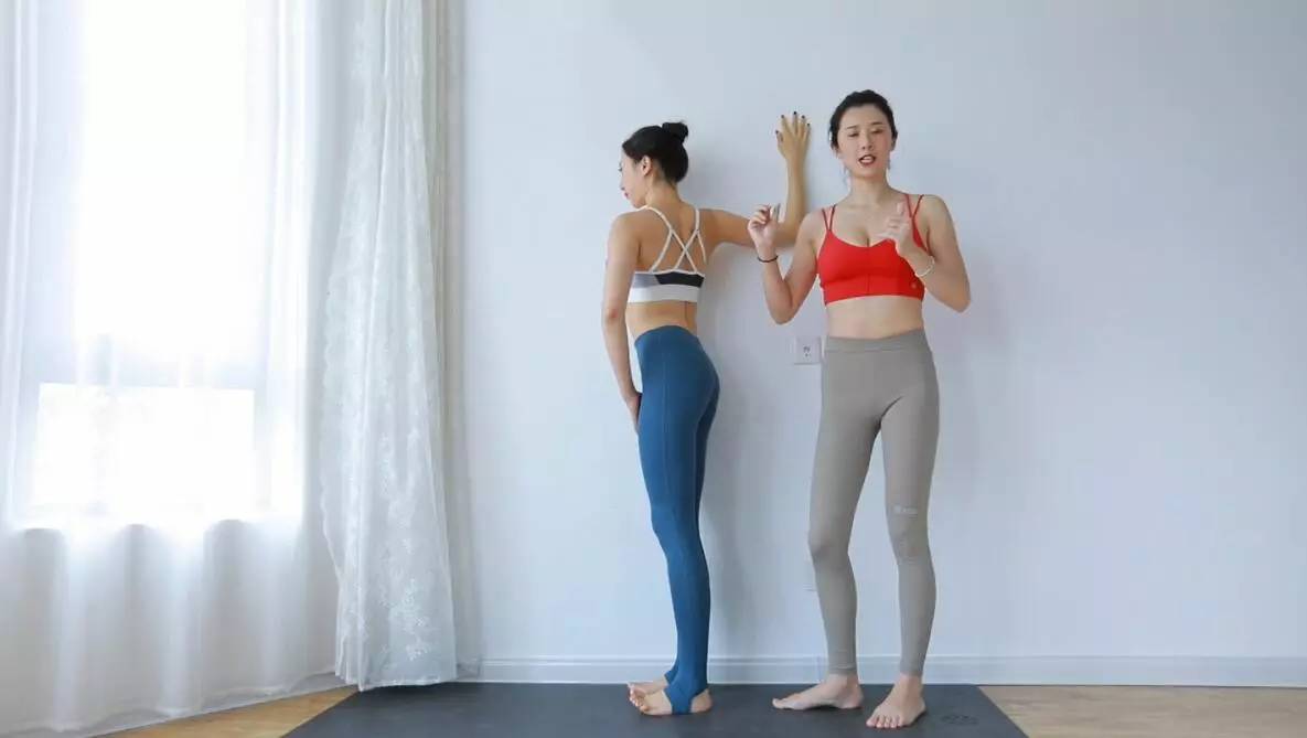 胸部严重下垂干瘪怎么办瑜伽动作,女性胸部挺拔靠什么支撑