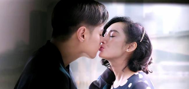 46岁朱茵重返大荧幕，化身舞蹈老师，却被24岁鲜肉“亲吻”