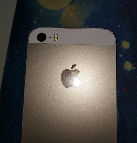 网友700卖成色极好的iPhone5s，但屏幕右上角是什么？