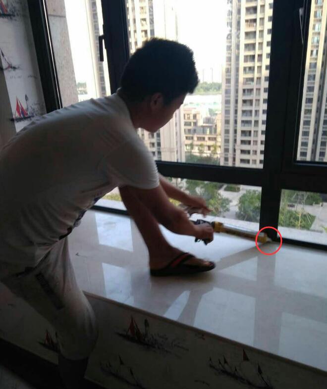 装修家里用的都是师傅带的玻璃胶,装修玻璃胶用的是瓷白还是透明