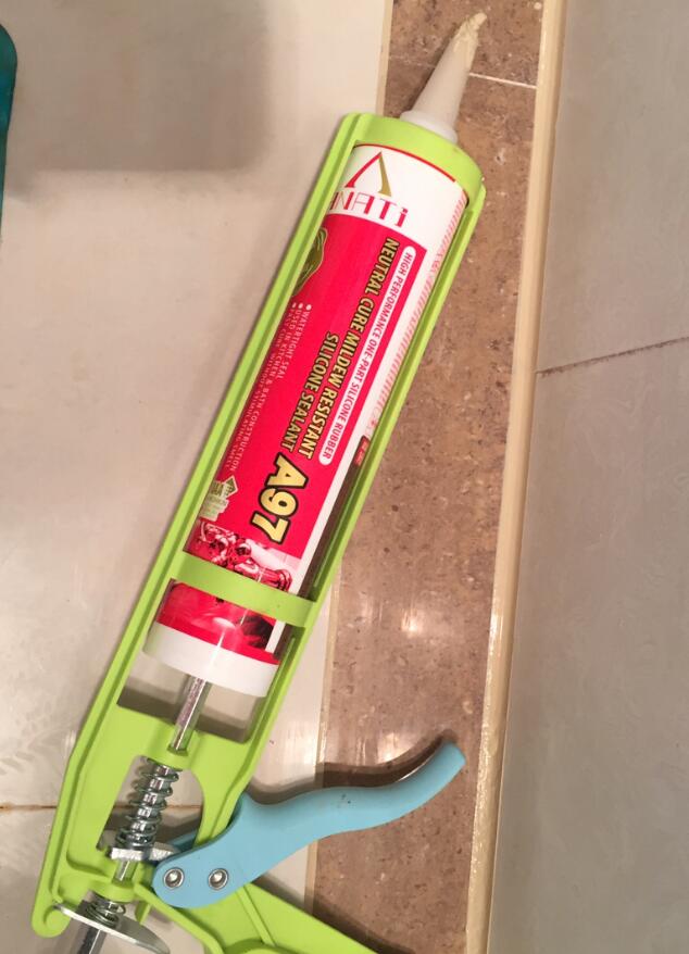 装修家里用的都是师傅带的玻璃胶,装修玻璃胶用的是瓷白还是透明