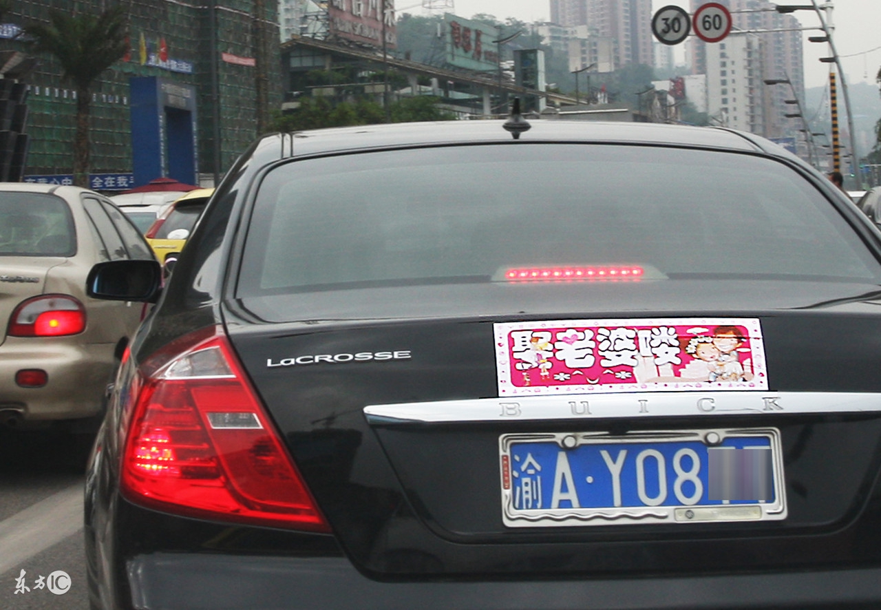 小车牌照螺丝怎么安装视频,牌照可以只安两个螺丝吗