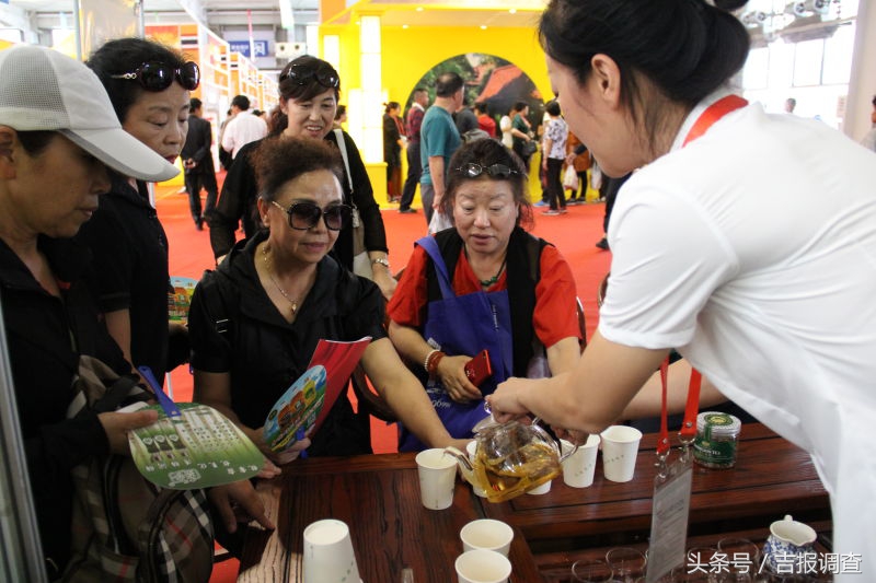 谁吃过乌米月饼?谁喝过婆婆丁茶?东博会辽源展台好嘎咕!