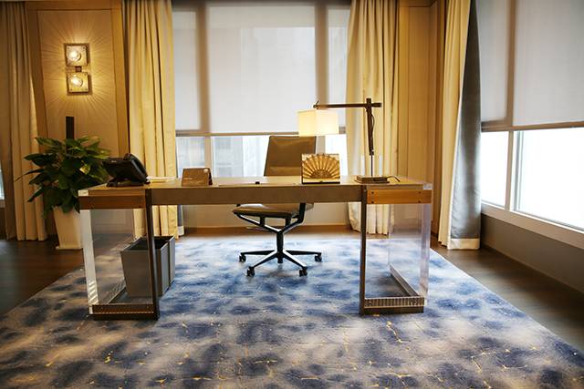 白天去逛迪斯尼,晚上香槟泡泡浴,女孩子去香港应该这么玩