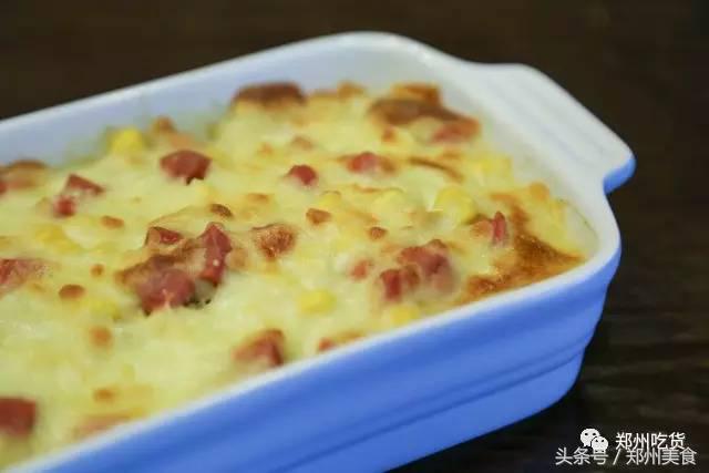 喵~铲屎官注意，郑州东区这家小店各种萌喵环绕，桌上披萨有料！