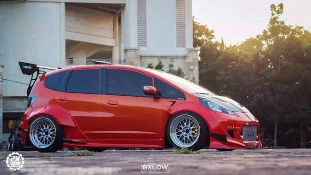 为了装上心仪轮毂换成五孔轴头，这辆爆改宽体的涡轮飞度真帅！