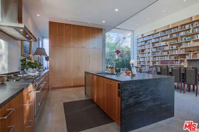 权游铁粉们听好了！“龙母”又多一个称号：中国明清家具爱好者