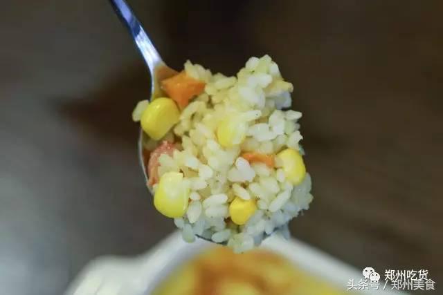 喵~铲屎官注意，郑州东区这家小店各种萌喵环绕，桌上披萨有料！