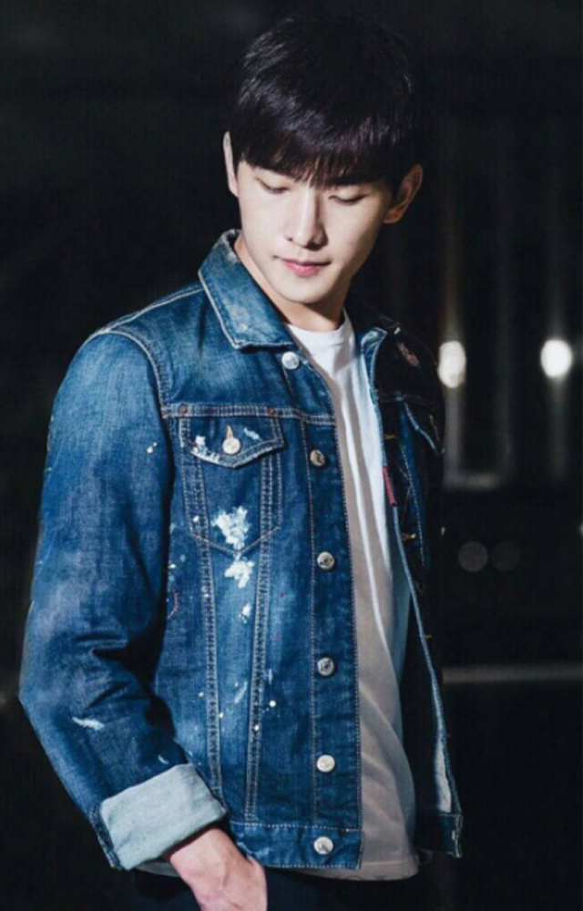 杨洋冬日暖男风造型穿搭,杨洋的运动装穿搭学院青春感十足