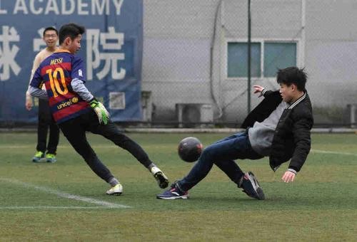 业余球员踢球靠头铁?球场石乐志恐断送你的爱好