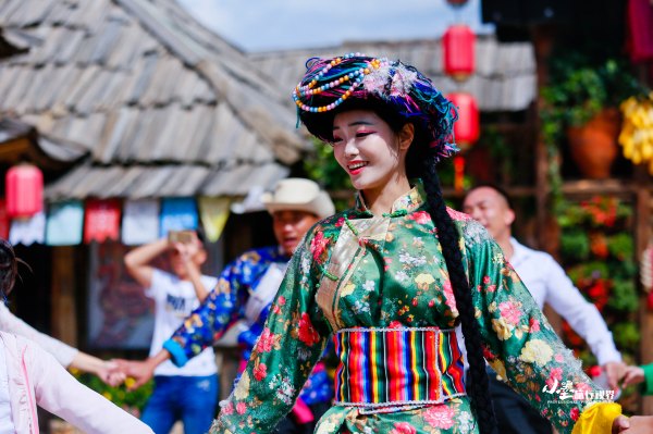 历史底蕴与现代繁华在此交融,历史与现代并存的城市