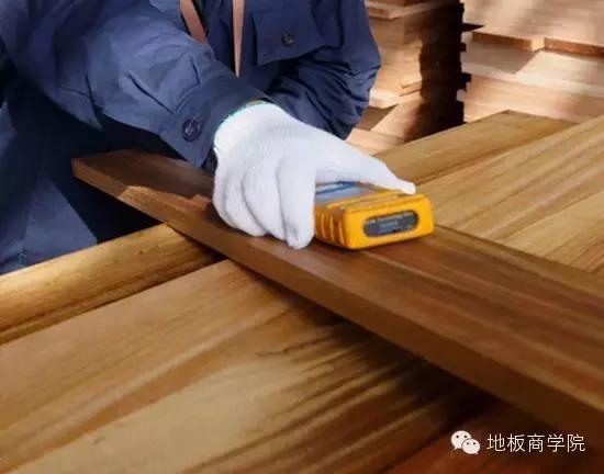 实木地板变形怎么回事,实木地板凸起来怎么解决