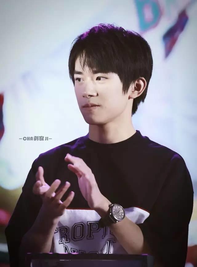 易烊千玺最新时尚封面,16岁易烊千玺直播回放