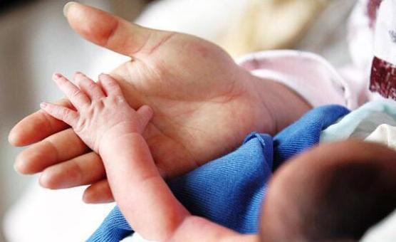 新生儿身上好多青色胎记怎么回事,新生儿很多胎记怎么回事