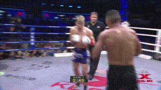 中国小伙惨被2次踢裆直打滚，打急眼铁腿狂扫踢瘸世界名将