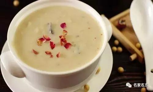 你的骨头正在泡沫化！知名康复专家：一颗洋葱就能帮你找回骨本