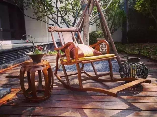 蒹葭苍苍白露为霜天冷莫忘添衣,蒹葭苍苍白露为霜何日归故乡