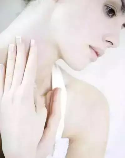 皮肤干燥起皮紧绷怎么解决,脸上细纹紧绷脱皮