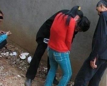 这是干啥?干嘛掏人家女生的下边,你好坏