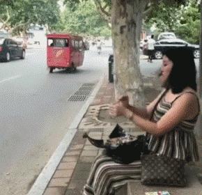 这是干啥?干嘛掏人家女生的下边,你好坏