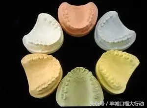 牙齿矫正过程中个别牙齿一碰就疼,牙齿矫正过程中牙缝大是正常的吗