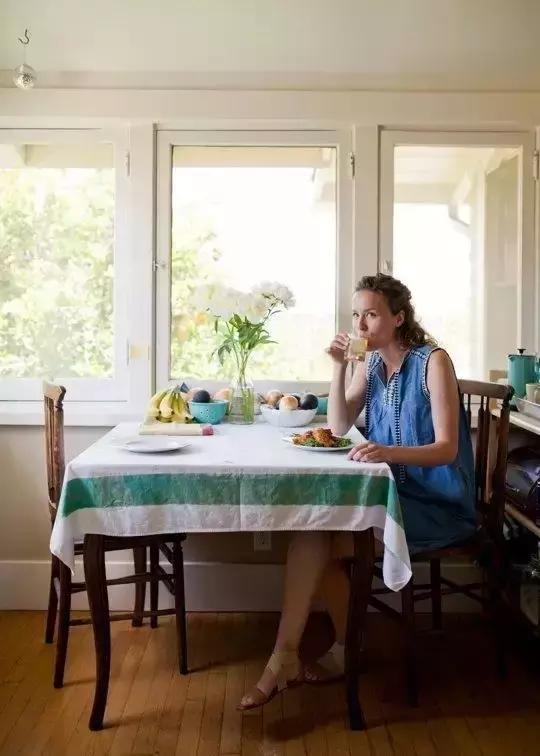 给餐桌铺上桌布,美颜瞬间完成