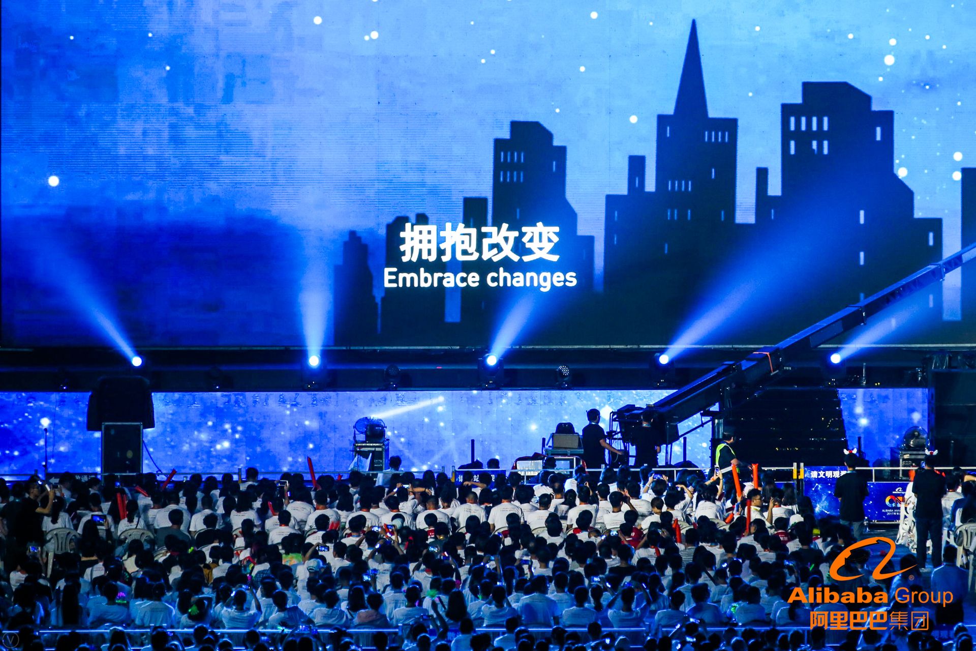 这些高清大图告诉你，今天刷屏朋友圈的阿里年会到底在玩什么？