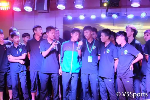 嗨翻天！亚洲足球小将夜游江城六国少年才华横溢