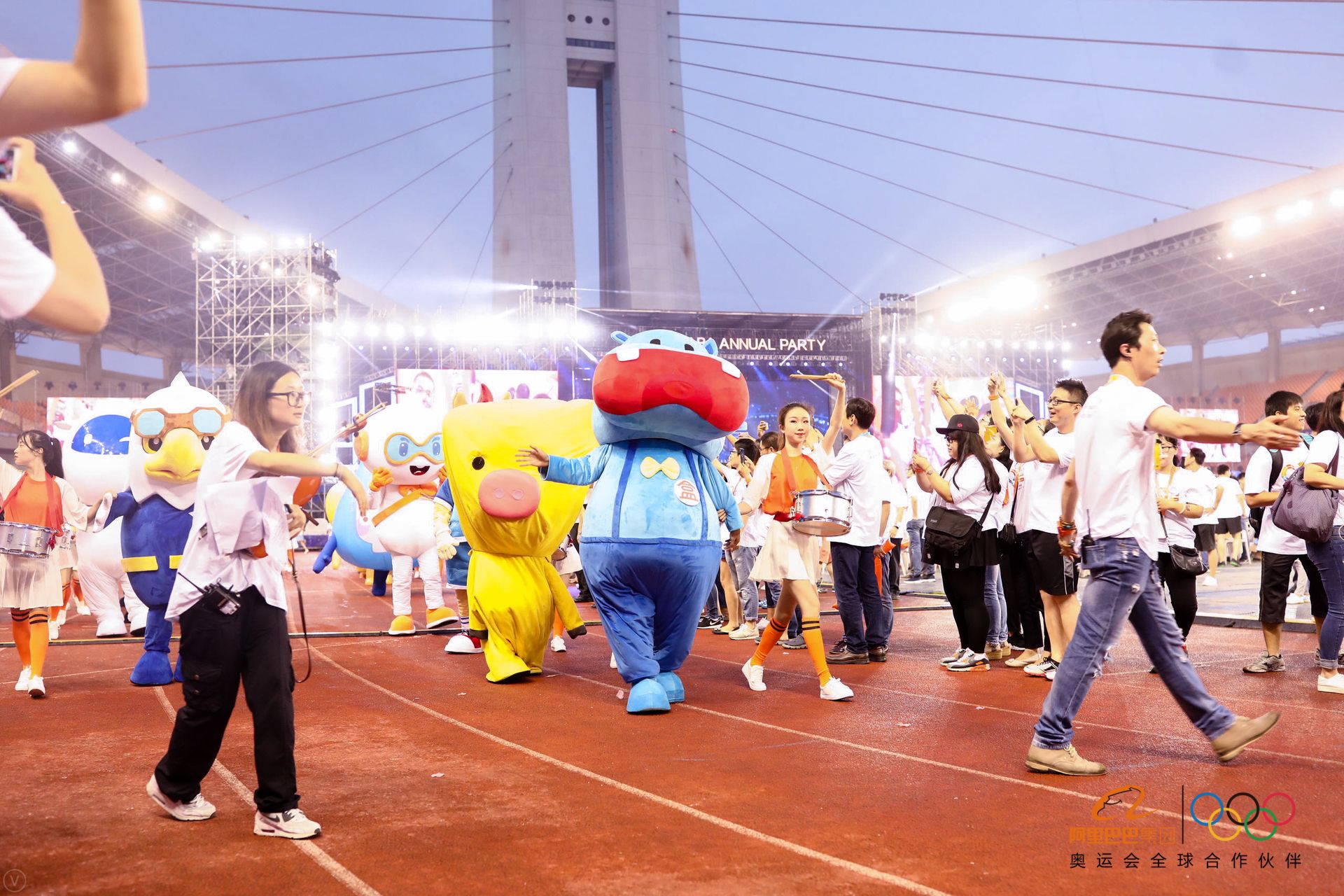 这些高清大图告诉你，今天刷屏朋友圈的阿里年会到底在玩什么？