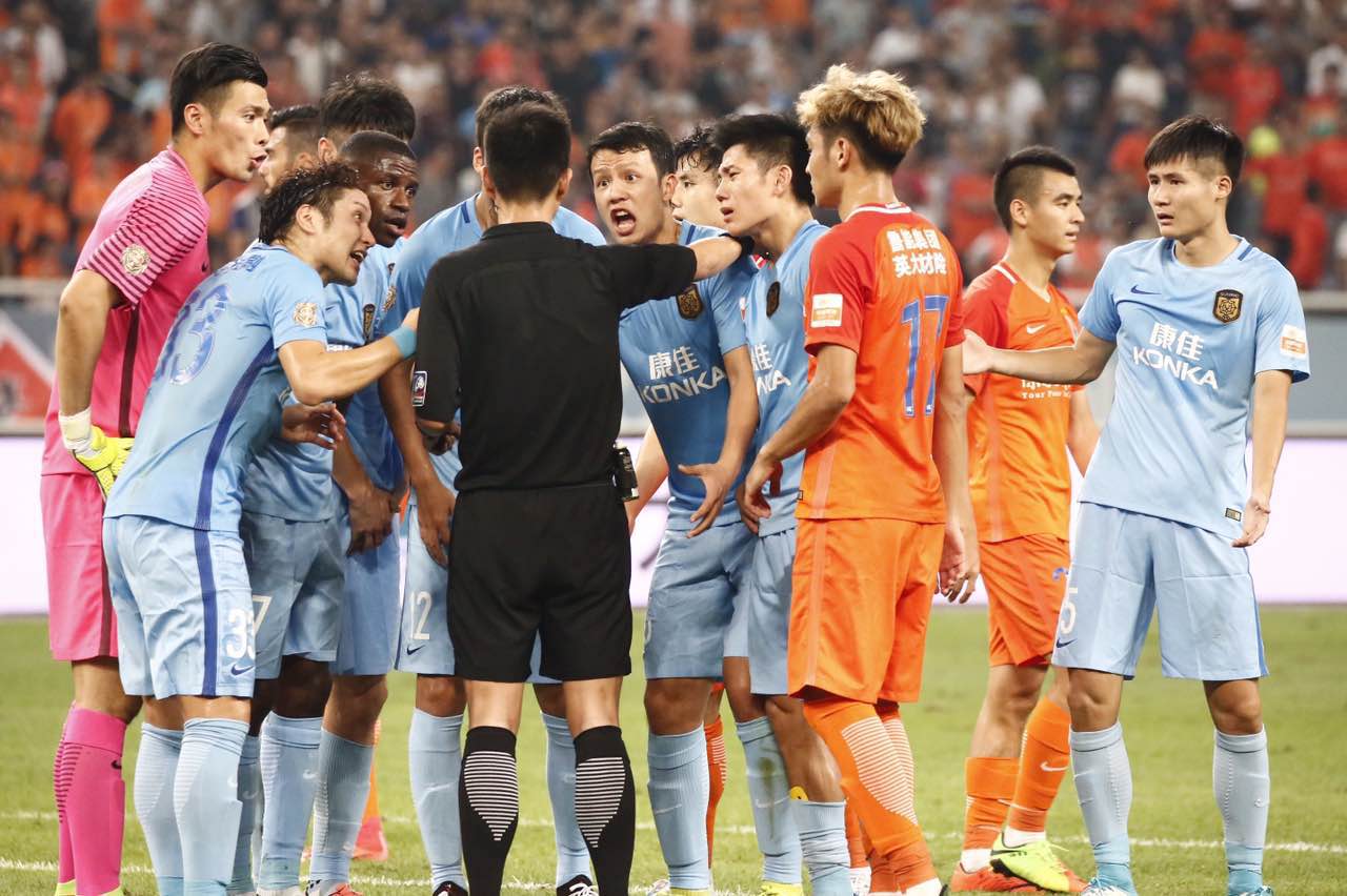 赞鲁能！点球被取消没人围裁判，票源充足黄牛卖票打五折烂手里！