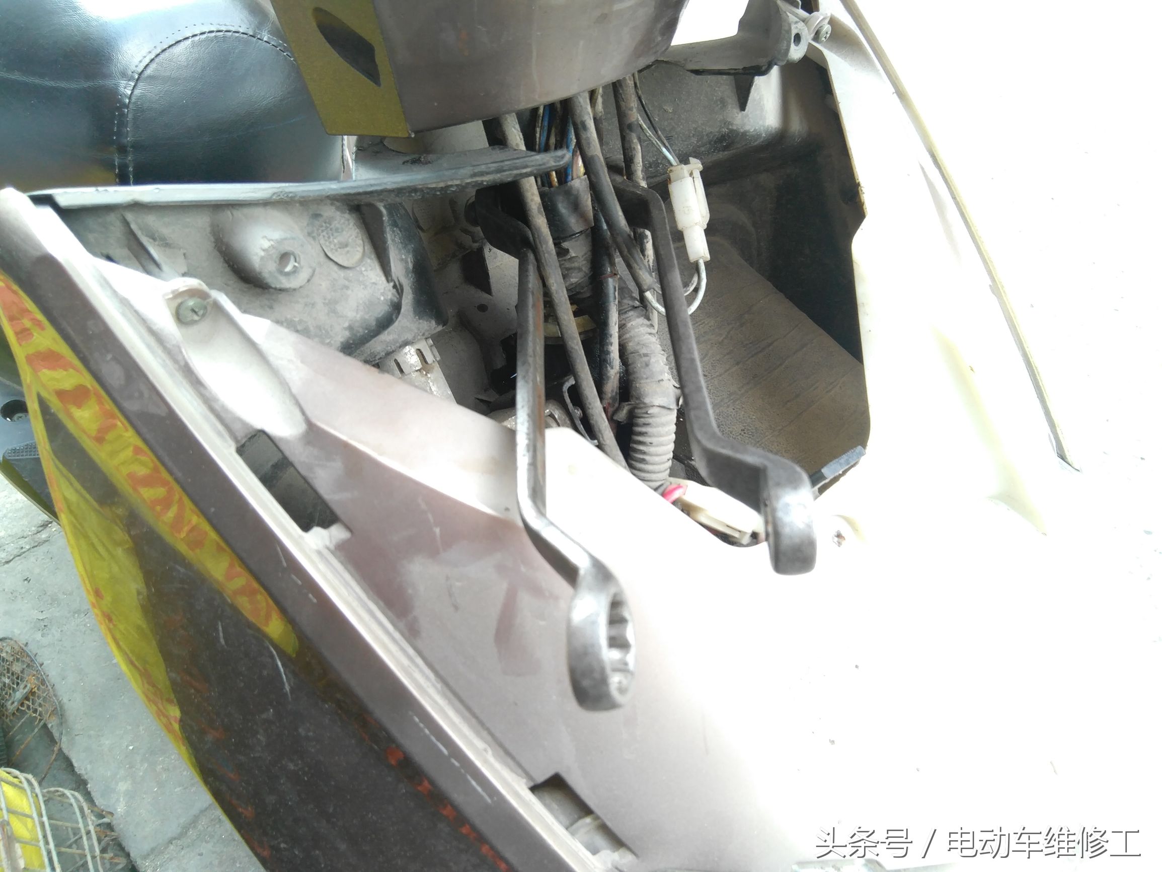 电动车车头反复晃动怎么解决,电动车车头晃动维修全教程