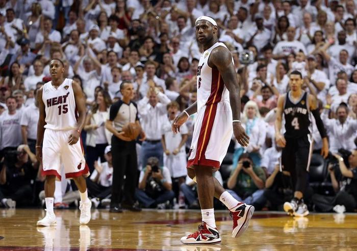 冠军战靴fmvp,fmvp第一款是几年出的