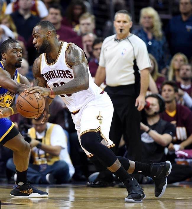 冠军战靴fmvp,fmvp第一款是几年出的