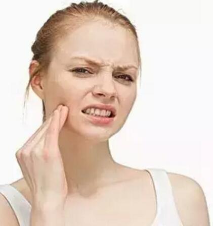 身体皮肤过敏后干燥起皮怎么修复,脸上过敏干痒红肿紧绷起皮涂什么