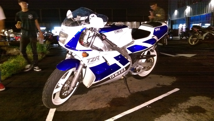 试驾89款雅马哈TZR250二冲程运动摩托车