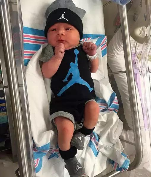 小女孩拥有第一双漂亮鞋子,七岁女孩球鞋