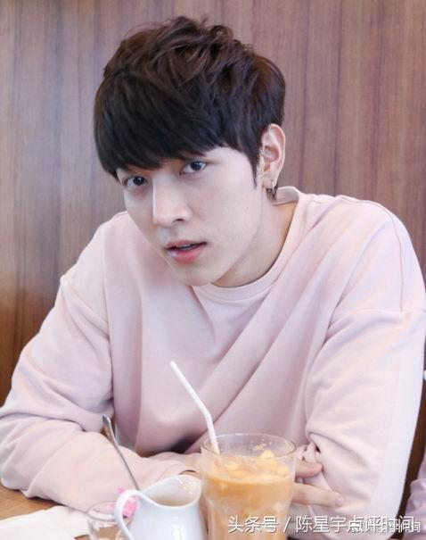 泰国时尚圈新晋宠儿神哥GxxodItthipat轻松驾驭百变造型