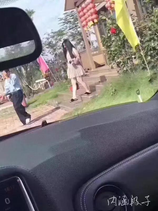 大姐一屁股坐在我腿上，足足坐了20分钟