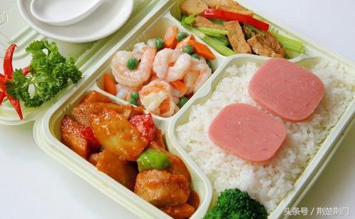 外卖小哥嫌出餐太慢自己炒菜，配送员怎么能进后厨？